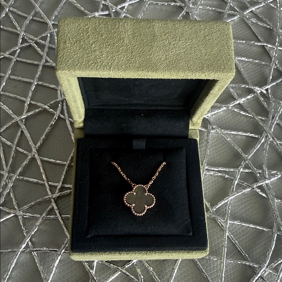 Van Cleef & Arpels Gold Clover Necklace - Picture 4 of 6